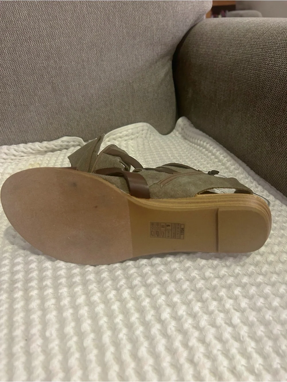 NWT! Blowfish Malibu Taupe Canvas & Brown Vegan Leather Buckle Sandals. Size 9 - Picture 5 of 7